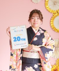振袖の女の子とおめでとうの色紙