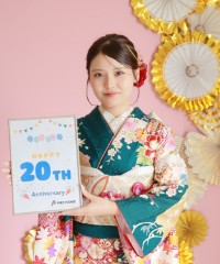 振袖の女の子とおめでとうの色紙