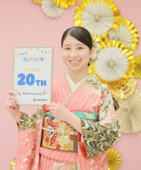 振袖の女の子とおめでとうの色紙