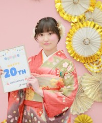 振袖の女の子とおめでとうの色紙