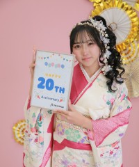 振袖の女の子とおめでとうの色紙