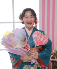 振袖の女の子とおめでとうの色紙