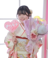 振袖の女の子とおめでとうの色紙