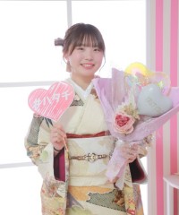 振袖の女の子とおめでとうの色紙