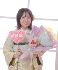 振袖の女の子とおめでとうの色紙