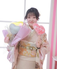 振袖の女の子とおめでとうの色紙