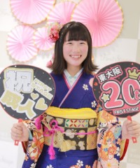 振袖の女の子とおめでとうの色紙