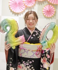 振袖の女の子とおめでとうの色紙