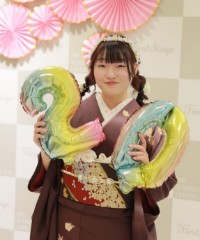 振袖の女の子とおめでとうの色紙