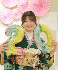 振袖の女の子とおめでとうの色紙