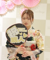 振袖の女の子とおめでとうの色紙
