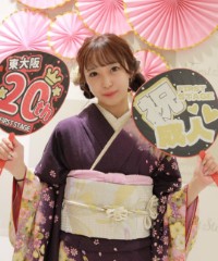 振袖の女の子とおめでとうの色紙