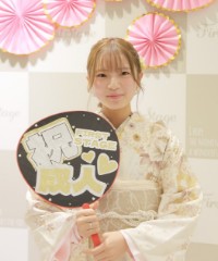振袖の女の子とおめでとうの色紙