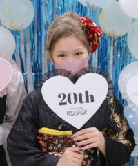 振袖の女の子とおめでとうの色紙