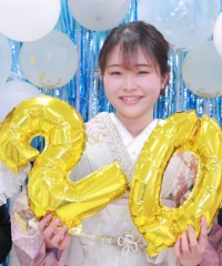 振袖の女の子とおめでとうの色紙