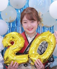 振袖の女の子とおめでとうの色紙