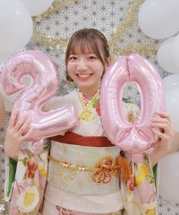 振袖の女の子とおめでとうの色紙