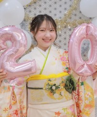 振袖の女の子とおめでとうの色紙