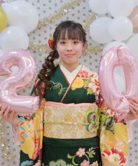 振袖の女の子とおめでとうの色紙