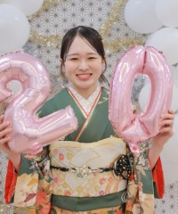 振袖の女の子とおめでとうの色紙