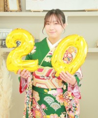 振袖の女の子とおめでとうの色紙