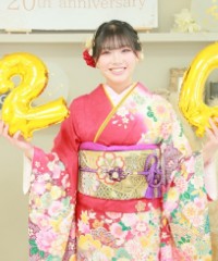 振袖の女の子とおめでとうの色紙