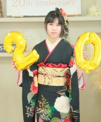振袖の女の子とおめでとうの色紙