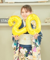 振袖の女の子とおめでとうの色紙