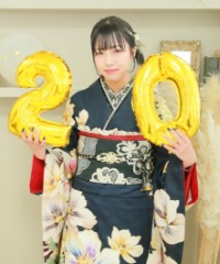振袖の女の子とおめでとうの色紙