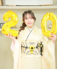 振袖の女の子とおめでとうの色紙