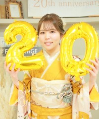 振袖の女の子とおめでとうの色紙