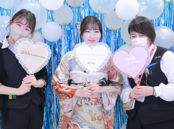 指でハートを作っている二人の振袖女子