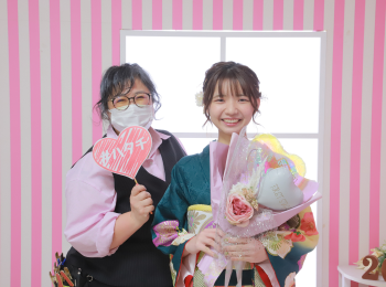 赤い振袖の女の子とスタッフさん
