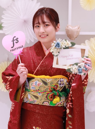 色紙を持っている振袖の女の子