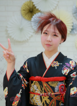 成人式で振袖を着ている笑顔の女の子