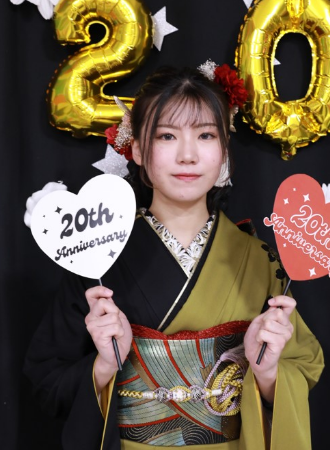指で2020を作っている振袖の女子