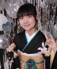 振袖の女の子とおめでとうの色紙