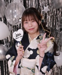 振袖の女の子とおめでとうの色紙