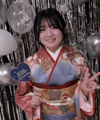 振袖の女の子とおめでとうの色紙