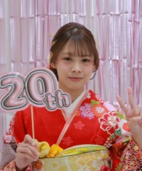 振袖の女の子とおめでとうの色紙