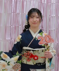 振袖の女の子とおめでとうの色紙