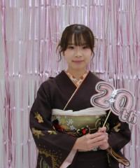 振袖の女の子とおめでとうの色紙