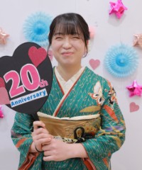 振袖の女の子とおめでとうの色紙