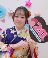 振袖の女の子とおめでとうの色紙