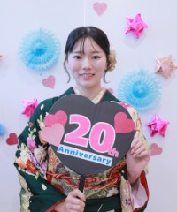 振袖の女の子とおめでとうの色紙