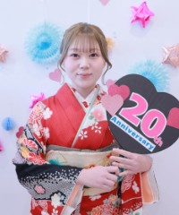 振袖の女の子とおめでとうの色紙