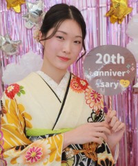 振袖の女の子とおめでとうの色紙