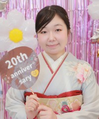 振袖の女の子とおめでとうの色紙