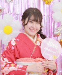 振袖の女の子とおめでとうの色紙