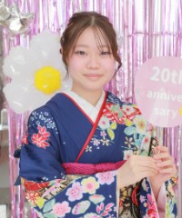 振袖の女の子とおめでとうの色紙